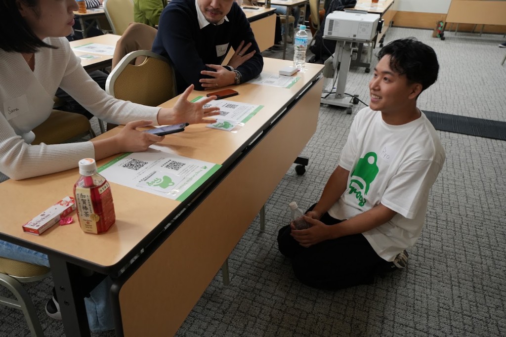 過去のFrogイベント。近い距離で相談する様子