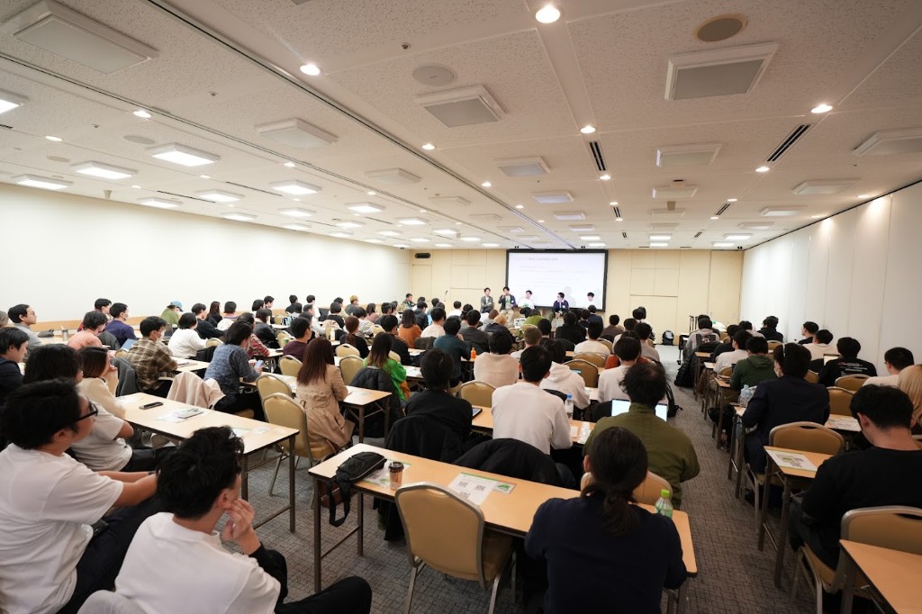 過去の年末イベント。会場で説明を聞いている様子