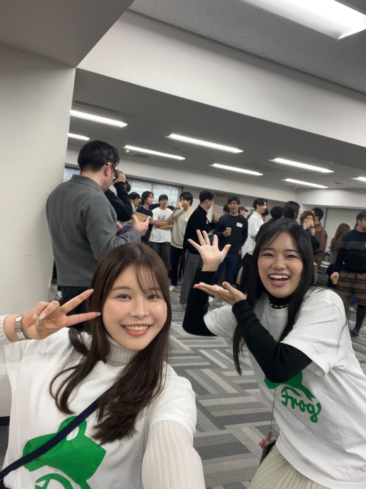 過去の年末イベント。FrogのTシャツを着た参加者が集まっている様子