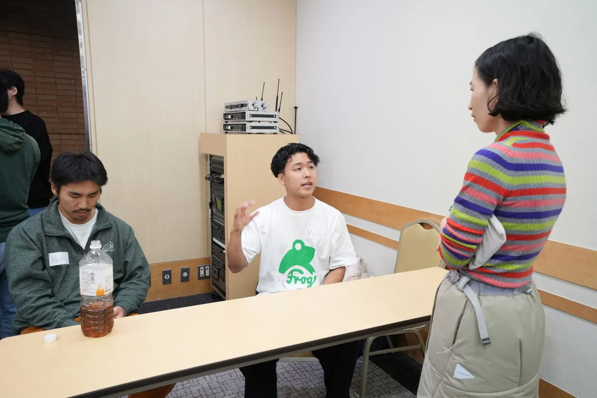 Frogの交流会で、テーブルを囲んで話す参加者たち