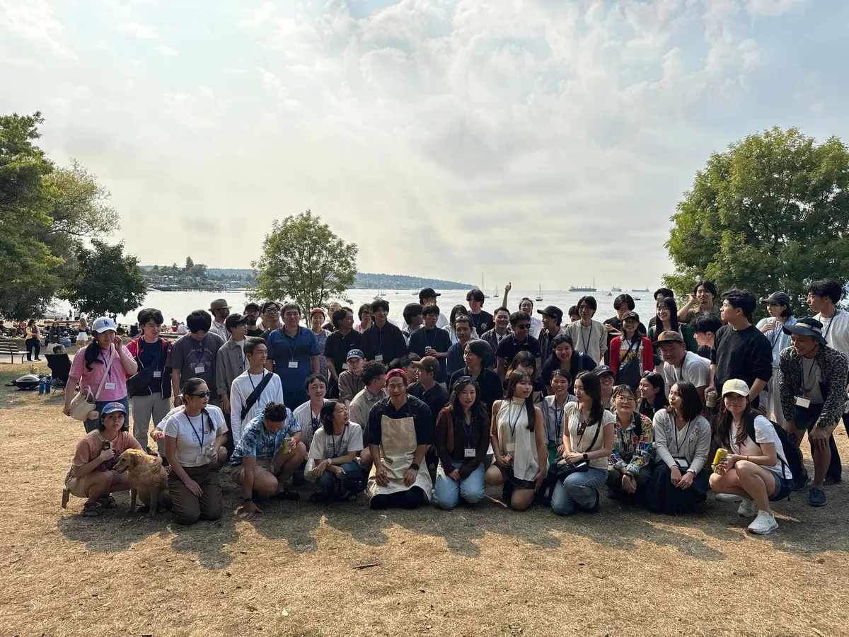 海の見える公園で集まる大勢の仲間たち